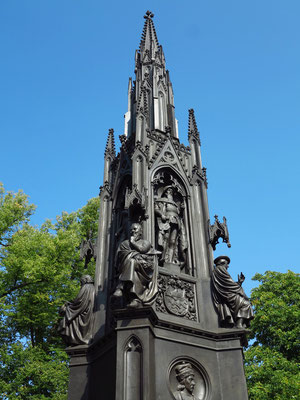 12,10 Meter hohes Rubenowdenkmal. der neugotische Zinkguss wurde 1856 von Friedrich August Stüler anlässlich des 400. Jubiläums der Universität geschaffen. Die sitzenden Plastiken stellen Vertreter der vier Gründungsfakultäten dar.