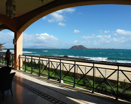 Corralejo, Blick von der Terrasse des Hotels Atlantis Bahía Real nach NE zur Insel Lobos und nach Lanzarote