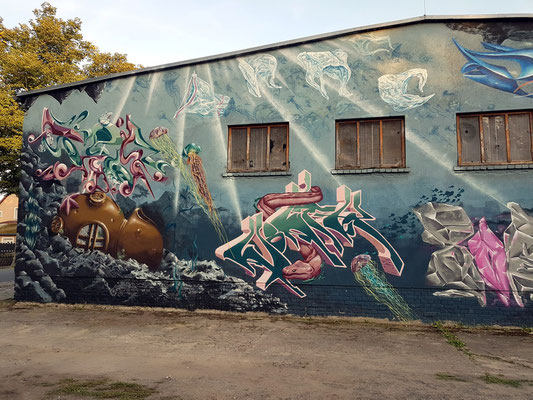 Gebäude mit Graffiti. Alte Hafenstraße/ Ecke Straße der Freundschaft