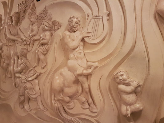 Kakhidze Music Center, Relief im Durchgang vom Foyer zum Konzertsaal