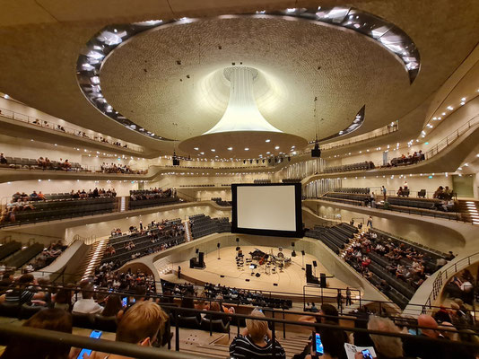 Elbphilharmonie. Der Große Saal folgt dem Prinzip einer „Weinberg-Architektur“, die auf den Architekten Hans Scharoun und seinen Entwurf der Berliner Philharmonie (1957) zurückgeht.