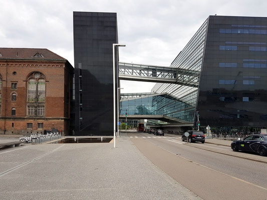 Königliche Bibliothek "Den Sorte Diamant", vom Westen, vom Søren Kirkegårds Plads aus gesehen