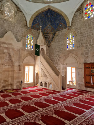 Innenraum der Moschee mit Mirab und Mimbar