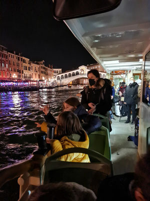 Auf dem Vaporetto mit Blick zurück zur Ponte di Rialto