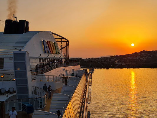 Abendsonne von Kreta beim Auslaufen aus der Souda-Bucht