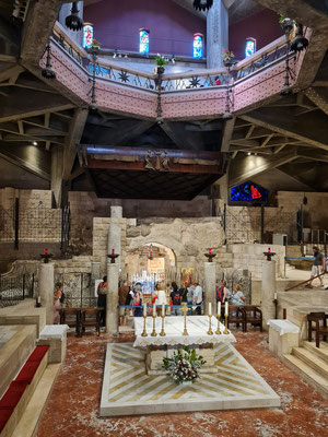 Unterkirche und Oberkirche sind mit zwei großen Wendeltreppen verbunden. Die Oberkirche wird von Mosaiken und Malereien geschmückt,  die Christen aus aller Welt gestiftet haben.