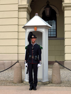 Wache vor dem Königlichen Schloss Oslo