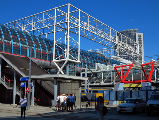 Bahnhof Amsterdam Sloterdijk, Blick von der Stadtbahn-Haltestelle der Linie 12