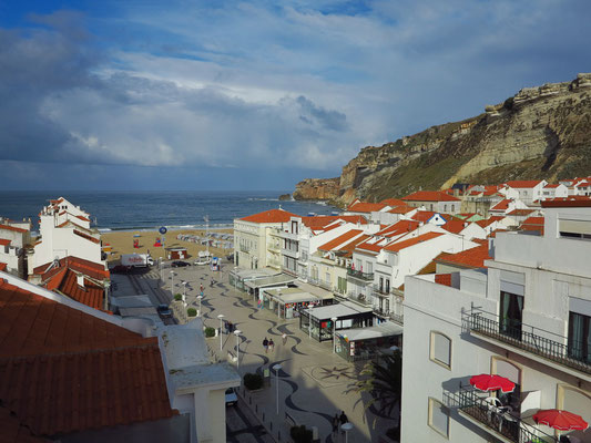 Nazaré. Blick vom Hotel Maré (Frühstücksraum im 7. Geschoss) zum Kliff