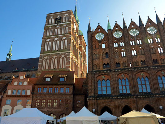 Blick vom Alten Markt auf die Nikolaikirche und das Rathaus