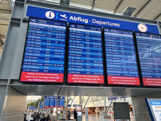 Abflugtafel im Flughafen Düsseldorf um 7:20 Uhr: ursprünglich geplanter Abflug von Freebird FHM 8163 nach Dubrovnik um 10:10 Uhr