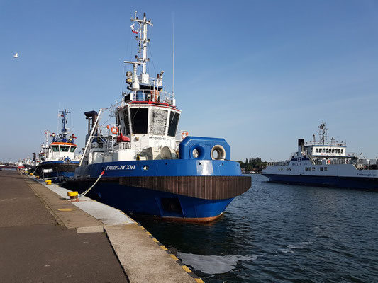 Schlepper "Fairplay XVII" in Świnoujście , rechts die Fähre zwischen Świnoujście und Warszów (nur für Einheimische)