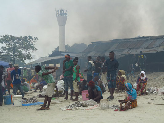 Bagamoyo, Fischmarkt am Strand