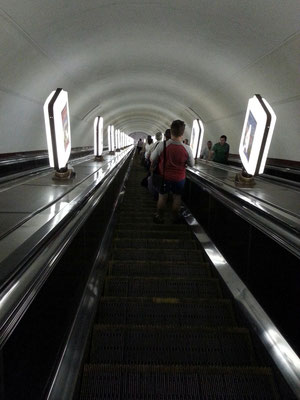 Metro-Station Arsenalna, zwei Rolltreppen führen in 100 Meter Tiefe