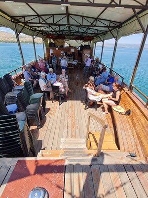 Unsere Reisegruppe auf einem eigenen der typischen Ausflugsboote