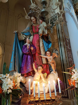 Skulpturengruppe in der Kathedrale: Maria mit Jesuskind