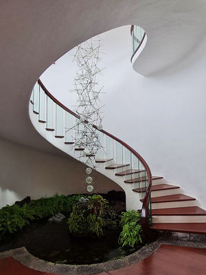 Geschwungene Treppe im Restaurant