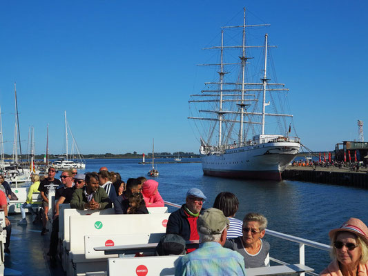 Einfahrt in den Personen-Fährhafen