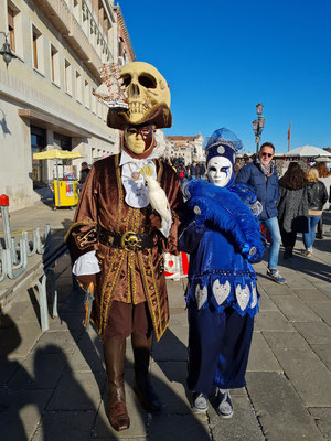 Begegnung mit bekannten Masken von den Vortagen