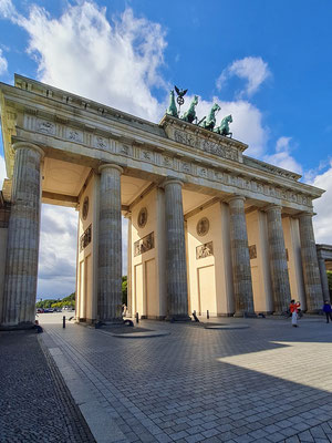 Brandenburger Tor, Skulptur der Quadriga ist ein Werk nach dem Entwurf des Bildhauers Johann Gottfried Schadow