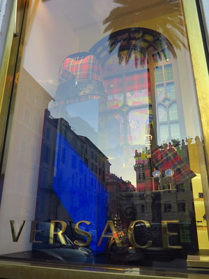 Piazza di Spagna. Versace, Einzelhändler mit Kleidung, Accessoires und Parfum der exklusiven italienischen Marke für Damen und Herren.