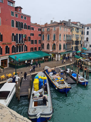 Blick von der Rialto-Brücke auf Hotel Rialto und Lastenkähne