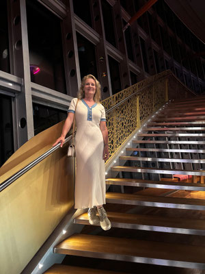 Treppe im Theatrium der AIDAluna
