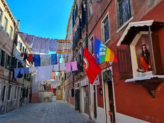 Büro der Kommunistischen Partei Italiens (Partito Comunista d’Italia) (rechts) im Arsenale-Wohnviertel