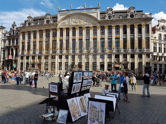 Grand-Place in Brüssel, im Hintergrund das Haus der Herzöge von Brabant 