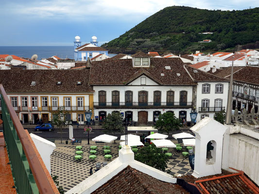 Blick vom Angra Garden Hotel auf die Praça Velho