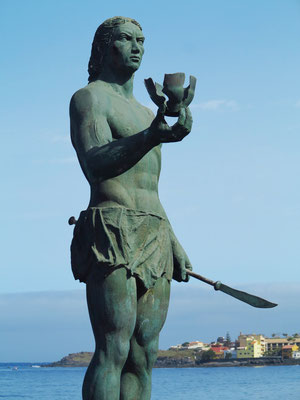 Bronzestatue von Hautacuperche am Strand von La Puntilla