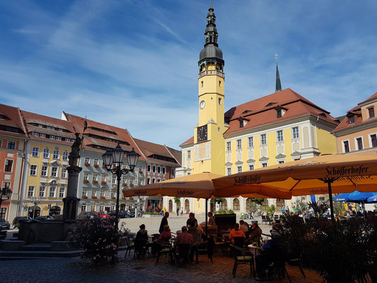 Hauptmarkt mit Rathaus und barocken Bürgerhäusern