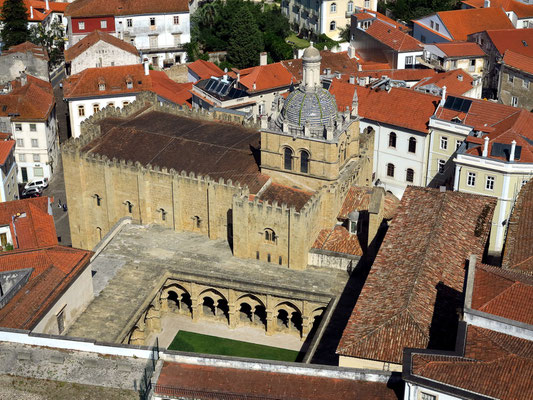 Blick vom Uhrturm auf die romanische Alte Kathedrale (Sé Velha), erbaut um 1140