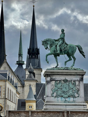 Place Grand Duke William II, im Hintergrund die Türme der Kathedrale Unserer lieben Frau (Foto: Kerstin R.)