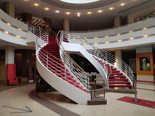 Lobby des Leonardo Hotels Weimar mit repräsentativer Doppel-Treppe. 1986: Beginn der Planung und Bauphase als Hotel Belvedere, Interhotel DDR, Architekt Hartmut Strube, Weimar, Innenarchitekt Wilfried Hilger, Wiesbaden