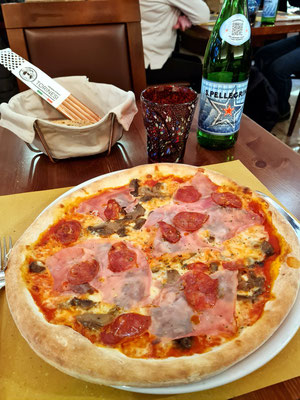 Abschiedspizza "Capricciosa" in meinem Stammlokal Trattoria Agli Artisti Pizzeria
