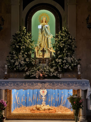 Jesuskind-Figur aus Holz im Seitenaltar der Katharinenkirche