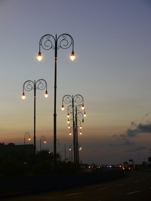 Calle Tra, Av. Del Puerto bei Abenddämmerung