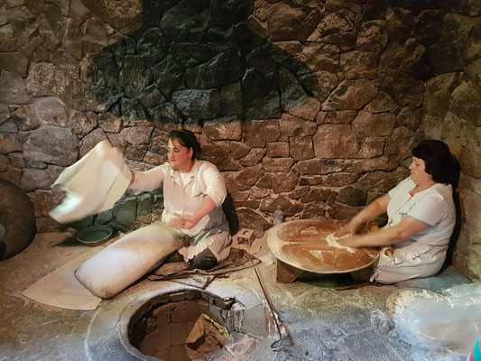 Brot wird in einem Erdofen gebacken.