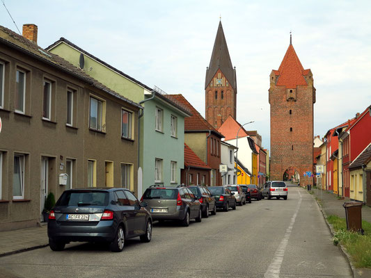 Barth, Barthestraße mit Stadttor und Kirche Barth (links)