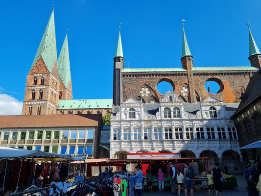 Marktplatz Lübeck, links die Türme der Marienkirche