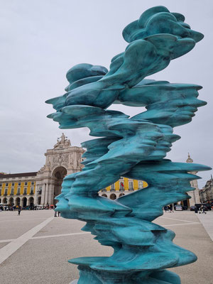 Praca do Comércio mit Skulptur von Tony Cragg