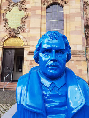 Plastik von Martin Luther vor der Ludwigskirche