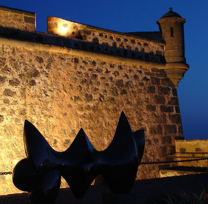 Skulptur vor dem Castillo de San José