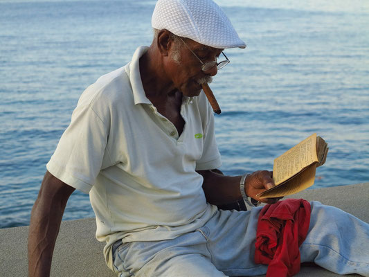 Lektüre auf dem Malecón