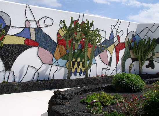 Fundación César Manrique, Außenanlage mit "Wandgemälde" aus Keramikteilen und Lapilli von 1992