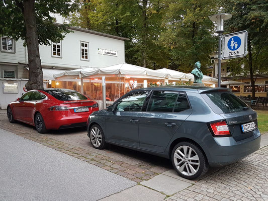 Mein Skoda-Fabia in Bad Pyrmont vor dem Steigenberger Hotel, nach 2400 km Reise