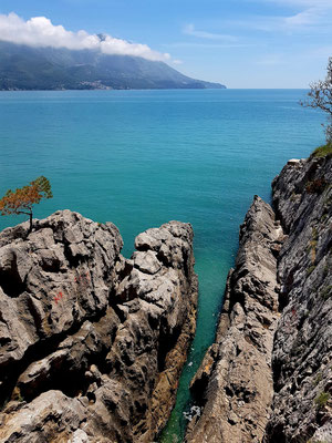 Felsenküste am östlichen Rand des Strandes von Bečići