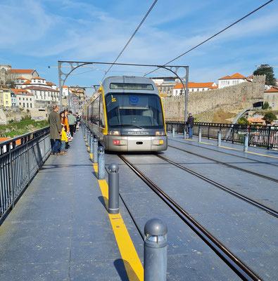 Moderne Straßenbahn (Metro do Porto) auf der Ponte Dom Luís I
