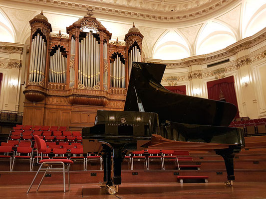 Der Steinway & Sons Konzertflügel, an dem Arcadi Volodos spielt; im Hintergrund die Orgel von 1890